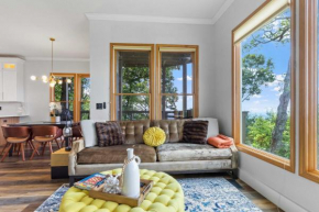 Hiking On-Site Mtn-View Burnsville Condo!